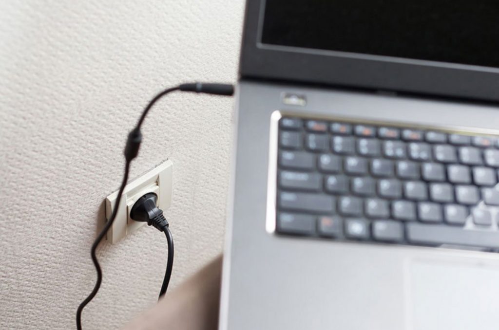 Boleh Gak Sih…? Charger Laptop Terus Menerus..!