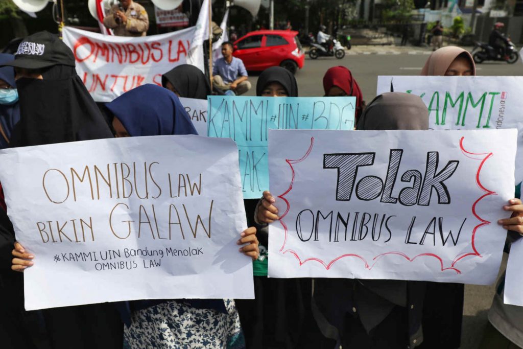 RUU Cipta Kerja Disahkan! Kekecewaan Netizen Banjiri Twitter