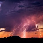 Benarkah? Main Ponsel Saat Hujan Bisa Tersambar Petir