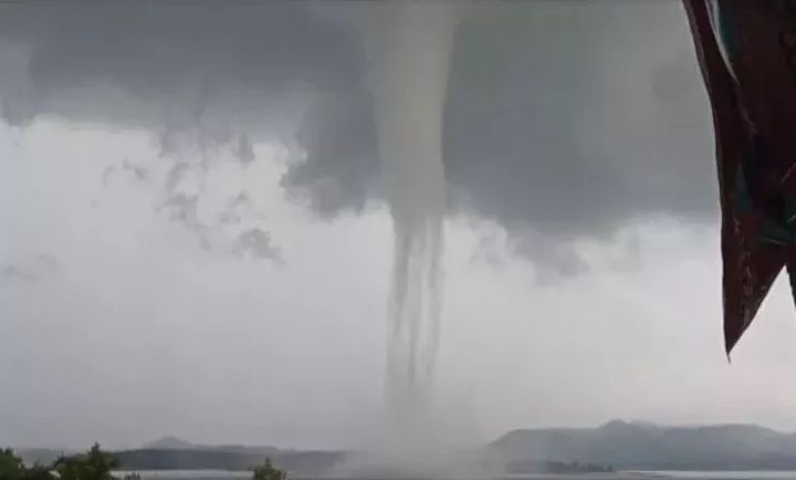 Mengenal Water Spout, Fenomena Alam yang Berbeda dari Angin Puting Beliung