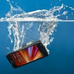 Begini Cara Mengatasi Ponsel Terendam Air