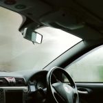 Sudah Memakai AC Tetapi Kaca Mobil Kok Berembun?