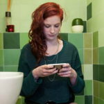 Banyak Picu Penyakit Ketika Main HP di Toilet, ini 5 Bahayanya