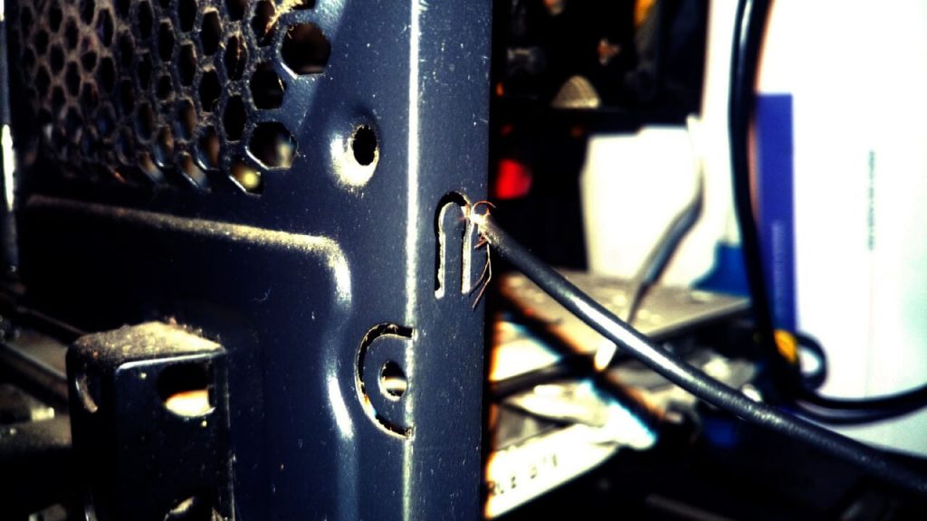 Casing Komputer Kamu Nyetrum Kalo di Sentuh? Ini Cara Mengatasinya