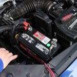 Perbedaan Aki Kering dan Basah pada Kendaraan: Cara Merawat dan Harganya