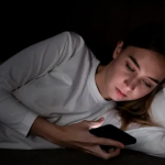 Jangan Menaruh HP di Bawah Bantal Saat Tidur