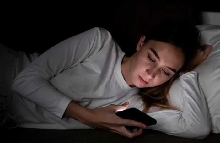 Jangan Menaruh HP di Bawah Bantal Saat Tidur