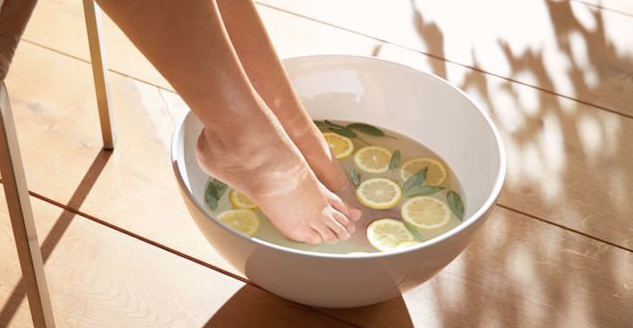 6 Bahan Rendaman Alami untuk Mengatasi Bau Kaki