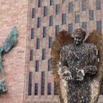 Patung Malaikat yang Terbuat dari Ratusan Ribu Pisau