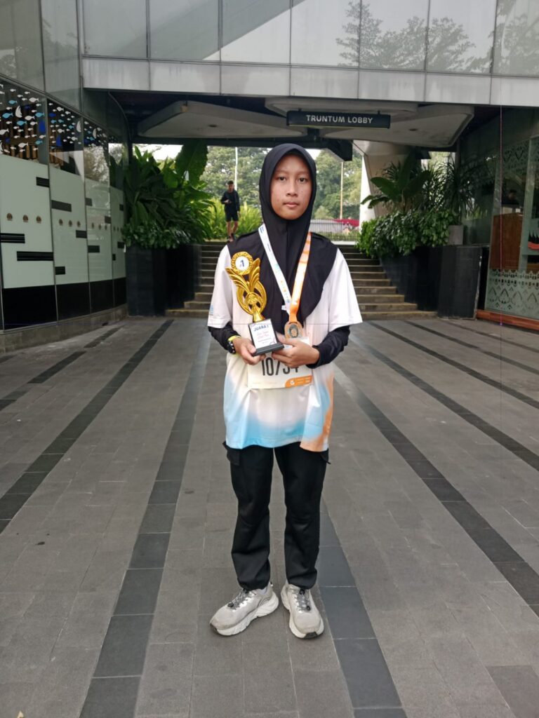 Alhamdulillah! Siswi SMP Islam Al-Falaah Ciputat Raih Juara 1 Charity Run di Senayan