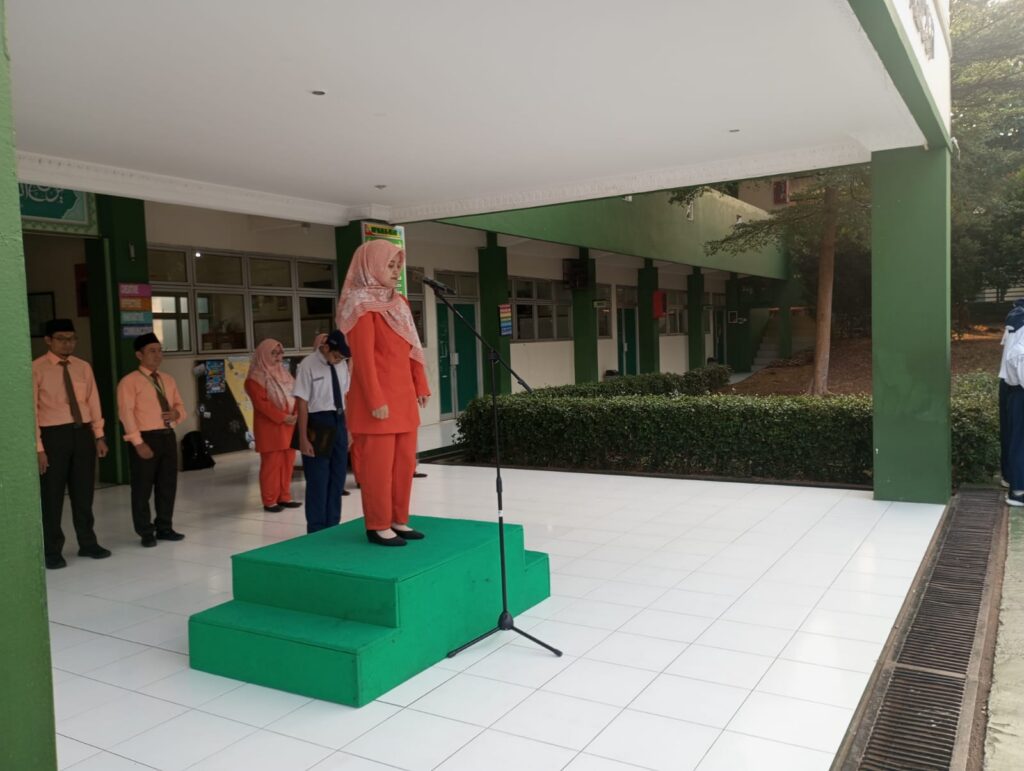 Pembina Upacara Miss Firda Amalia, M.Pd.: LET THEM AND BRING THE NEW VERSION OF YOU