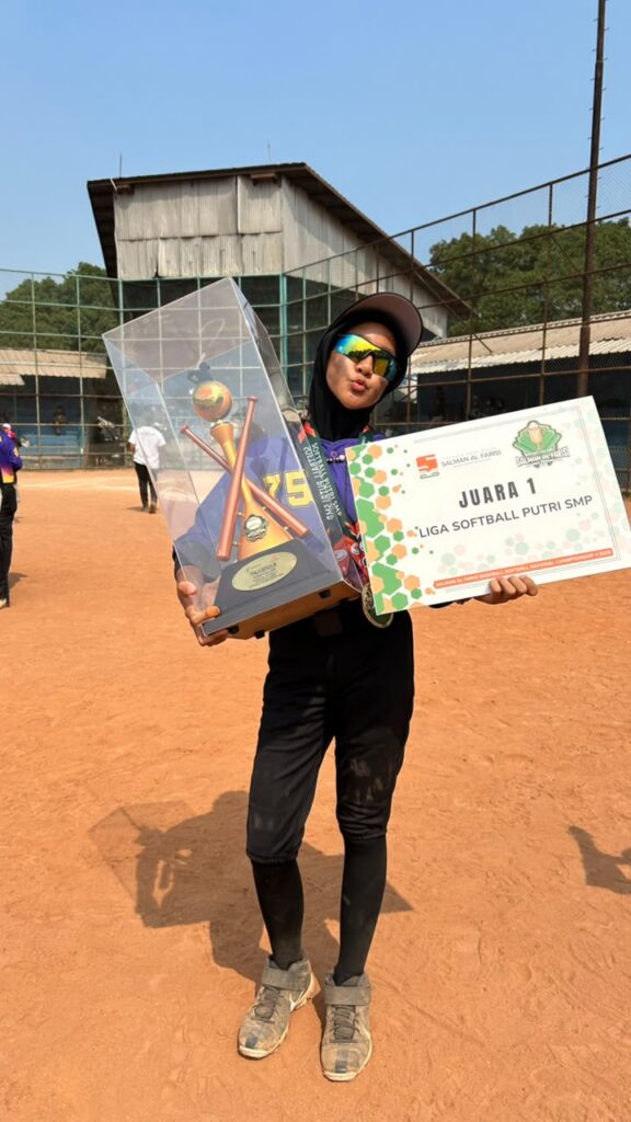 Siswi Berprestasi! Hanum Larasati Adiwibowo Raih Juara 1 Liga Softball SMP Tingkat Nasional