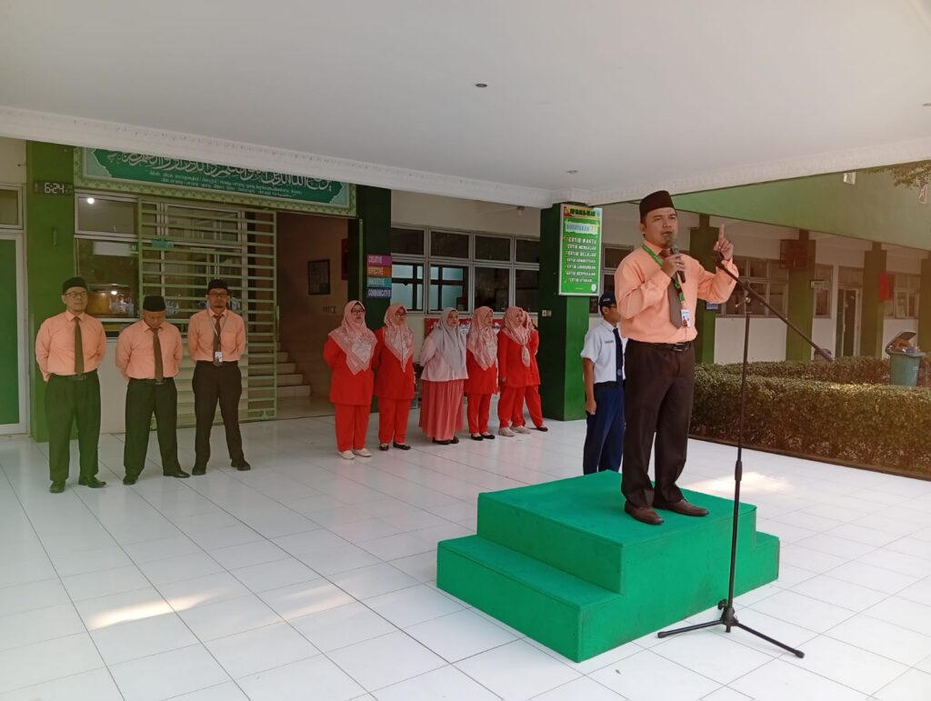 Pembina Upacara Mukmin Nurkarim, S.Pd: Menanamkan Akhlak Mulia, Menguatkan Karakter Siswa SMP Islam Al-Falaah
