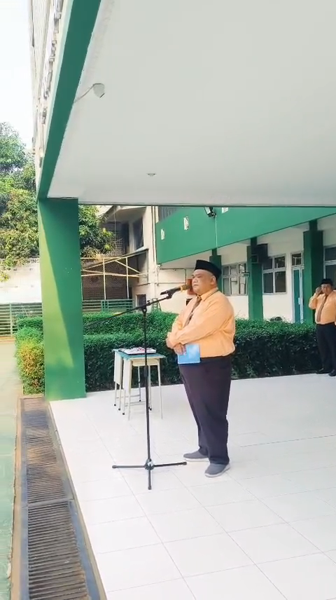 Pembina Upacara Ustadz Rais Helmi, S.Th.I: Menanamkan Kesadaran akan Pentingnya Tata Tertib di Lingkungan Sekolah