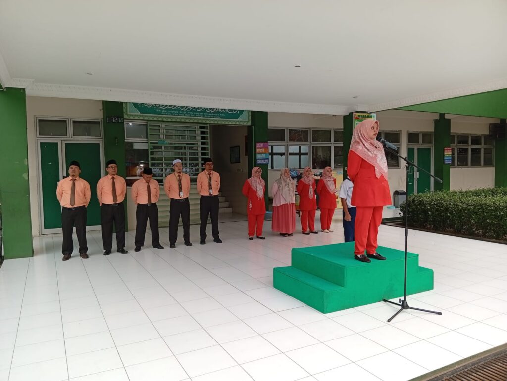Pembina Upacara Fairuzia Athaya Sefa, M.Pd.: Membiasakan Penggunaan Tiga Kata Ajaib