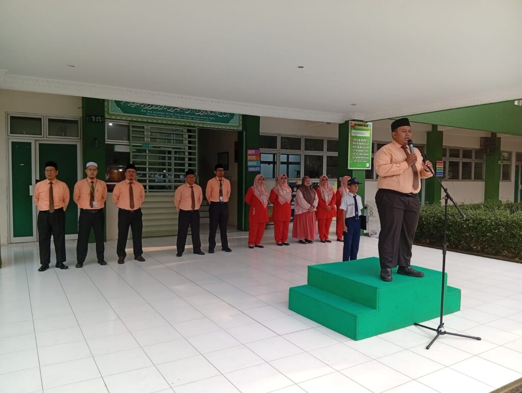 Pembina Upacara Ustadz Ahmad Farihi, S.Pd.: Menanamkan Nilai “Orang Beradab Pasti Berilmu, Orang Berilmu Belum Tentu Beradab”
