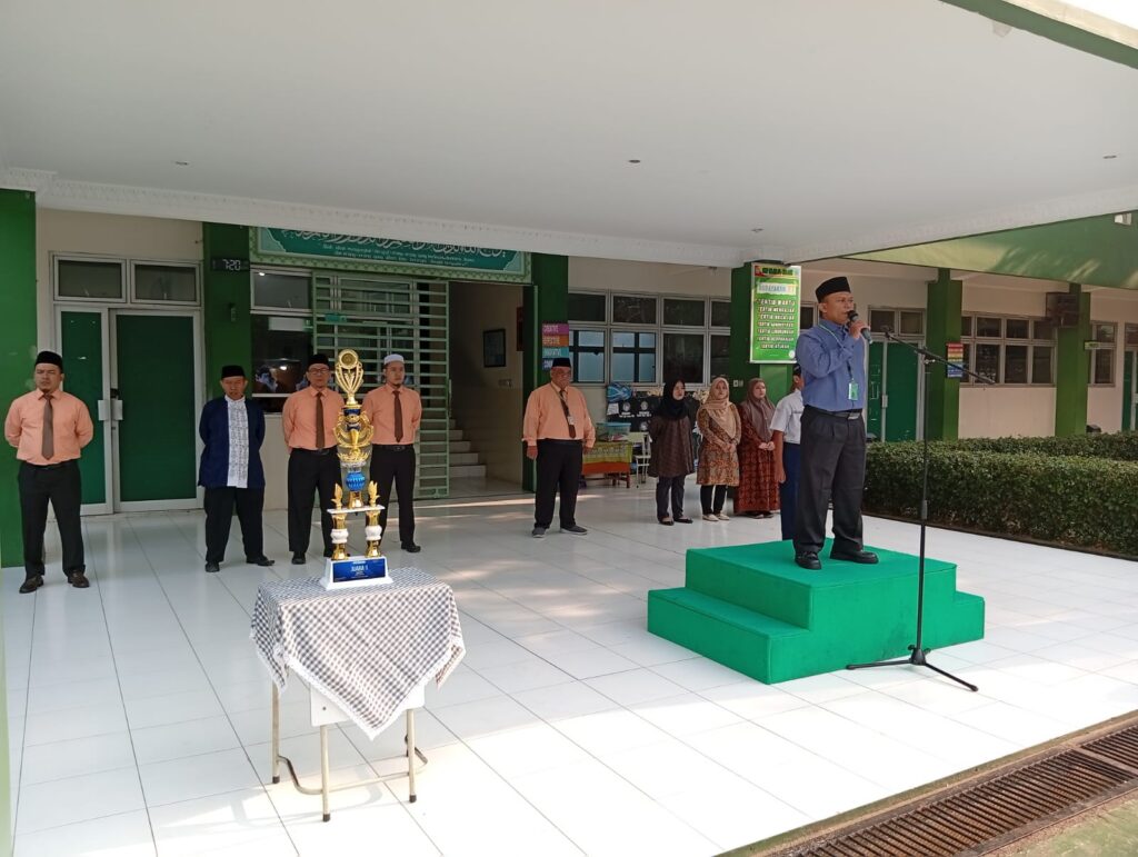 Pembina Upacara Ustadz Mufit, M.Pd.: Kesuksesan di Masa Depan